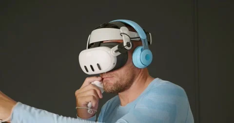 Close-up.Man using Virtual Reality 360 headset, fitness boxing fighting workout. Stock Footage 260514451