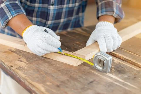 Close up the man ware white gloves measurement wood stick Foto stock