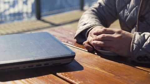 Close Up Man working on laptop with mountains on background Vídeos de archivo 75787835