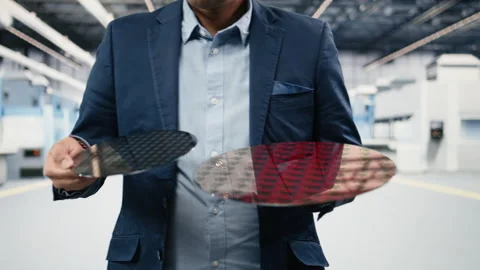 Close up of management executive holding delicate electronic component Vídeos de archivo 333392397