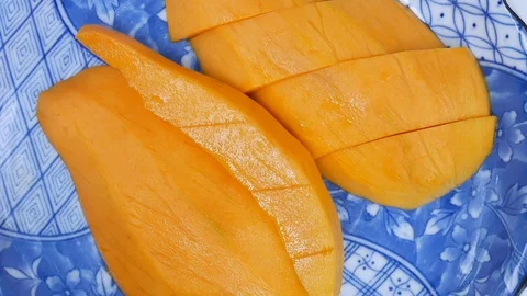 Close up mango fruit on blue plate. 스톡 동영상 128669502