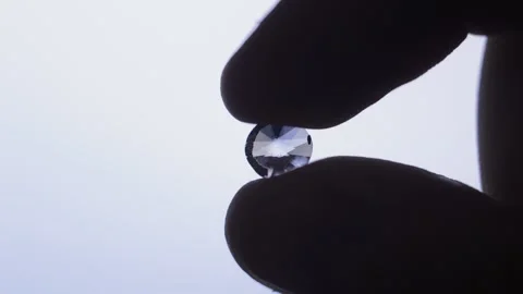 Close-up man's hand analyzing shiny expensive diamant crystal. Stock-Footage 224293043