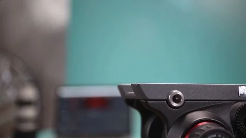 Close up of a man's hand attaches the camera to the tripod. Video stock 127525207