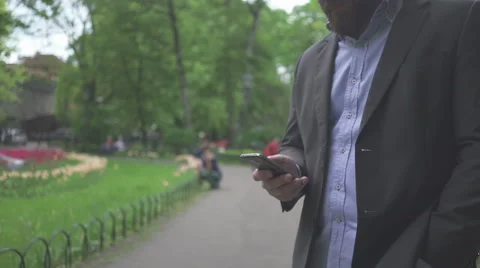 Close up, man's hand browsing smarphone. Outdoor. Vídeos de archivo 65525614