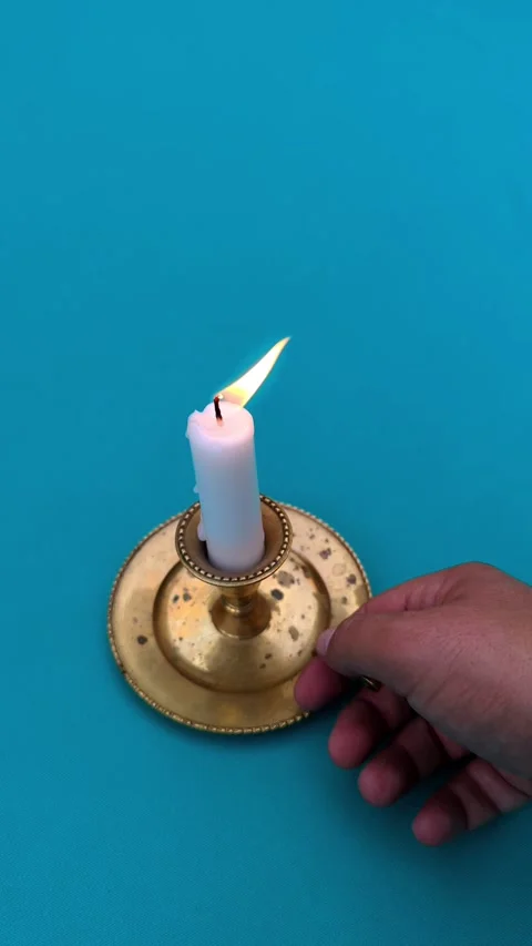 Close up of a man's hand, candle on a table covered with green screen Vídeos de archivo 342845495