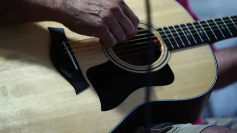Close-up, a mans hand playing a guitar Vídeo Stock 140411182