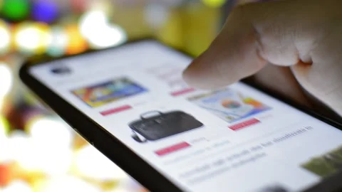 Close-up man's hand scroll item on the amazon shopping app on smartphone. Stock-Footage 224525363