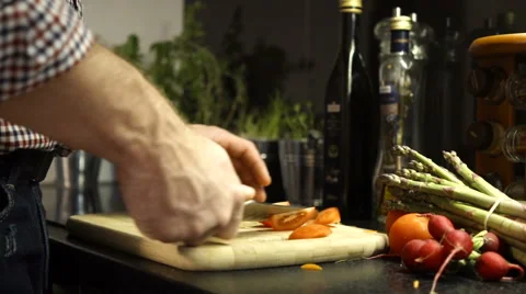 Close up on man's hand slicing red tomato on cutting board. Vidéo 52684554