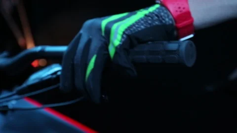 Close up of a man's hand testing and verifying a bicycle brakes. Vídeo Stock 115308122