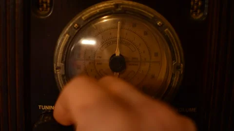 Close-up man's hand use a retro old fashioned vintage radio for music. Vídeo Stock 230153364