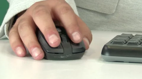 Close-up of a man's hand using a computer mouse on a chroma key background Vídeos de archivo 345750094