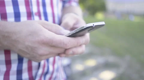Close up on man's hands browsing smartphone. Slider shot. 库存影片 67247879