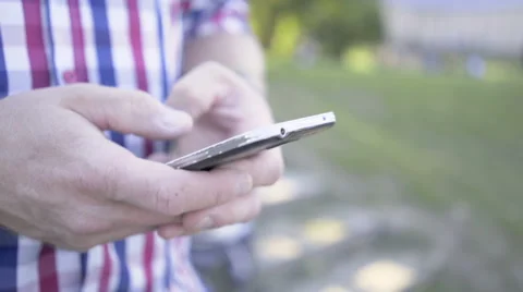 Close up on man's hands browsing smartphone. Slider shot 库存影片 67247909