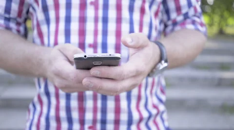 Close up on man's hands browsing smartphone. Slider shot Vídeo Stock 67248013