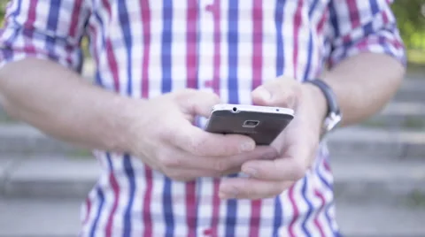 Close up on man's hands browsing smartphone. Slider shot 库存影片 67248268