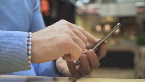 Close up on man's hands browsing smartphone, chatting on social media Vídeo Stock 73077404