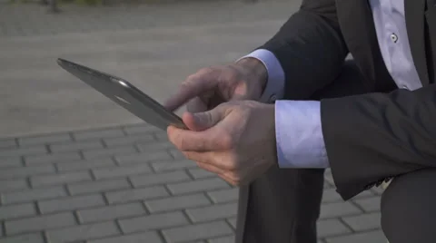 Close up on man's hands browsing tablet. 库存影片 52755373