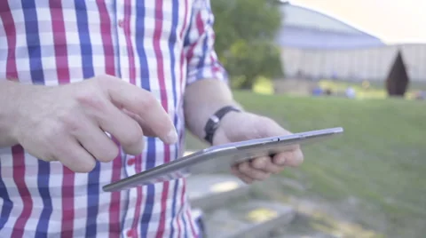 Close up on man's hands browsing tablet. Slider shot. Vídeo Stock 67247841