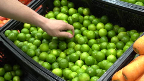 Close-up of a man's hands choosing lemons in the supermarket 库存影片 141013796