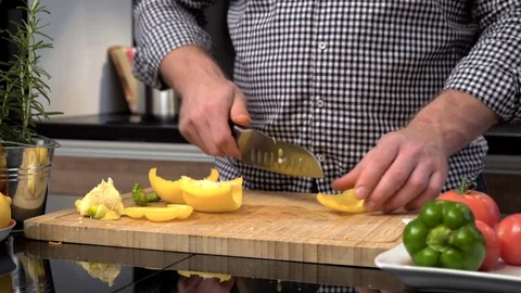 Close up on man's hands cleansing and cutting pepper. Vídeo Stock 70644770