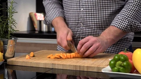 Close up on man's hands cutting carrot. Vídeo Stock 70621707