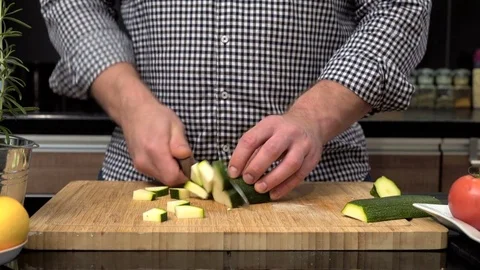 Close up on man's hands cutting courgette. Vídeo Stock 70621430