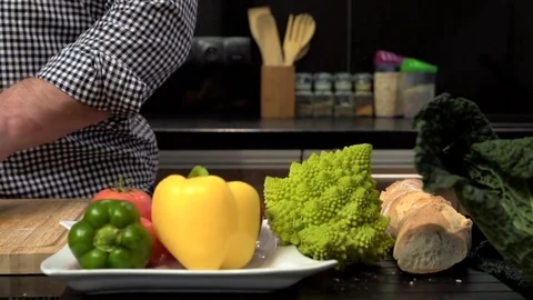 Close up on man's hands cutting courgette. Slider shot. Vidéo 70621563