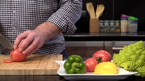Close up on man's hands cutting tomatoes. Slider shot. 库存影片 70644993