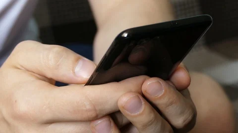 Close up of Mans Hands Holding Modern Smartphone. Man's hands texting on blac Vidéo 107664561