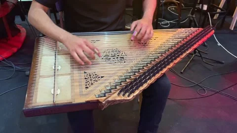 Close up of mans hands playing kanun with different color lights Vidéo 230451618