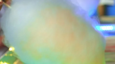 Close up mans hands preparing cotton candy and twirling it around fairy floss Stock Footage 280228145