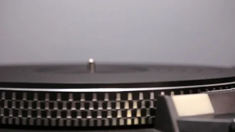 Close up on Man's hands putting a record on a turntable. Vídeo Stock 121230400