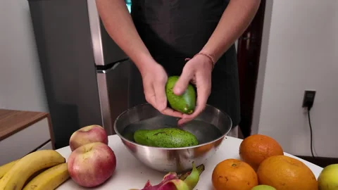Close-up of a man's hands standing in front of a table with fruit Vídeos de archivo 331120391