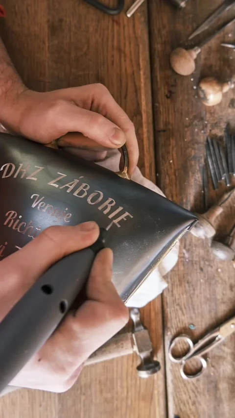 Close-up of a man's hands using an electric engraving tool. Creating artisan Vidéo 232763056