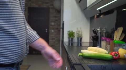 Close up on man's hands washing courgette. Slider shot. 库存影片 70574449