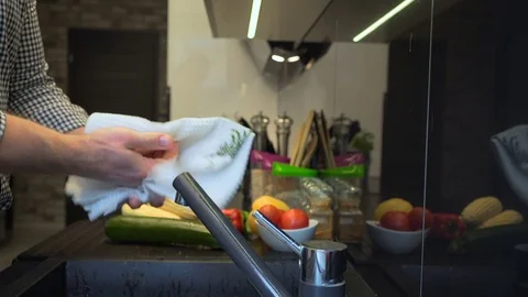 Close up on man's hands washing courgette. Slider shot. 库存影片 70575572
