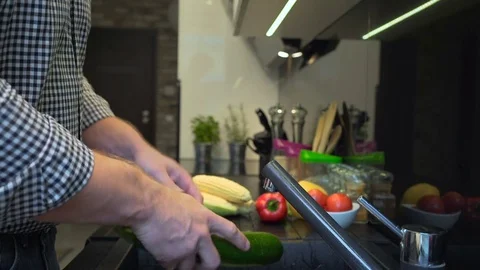 Close up on man's hands washing courgette. 库存影片 70576238