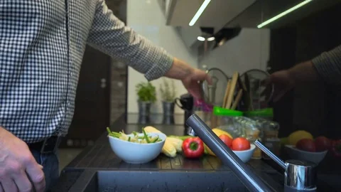 Close up on man's hands washing string-beans. 库存影片 70576952