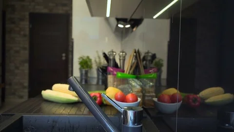 Close up on man's hands washing tomatoes. Slider shot. 库存影片 70574251