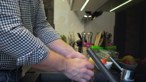 Close up on man's hands washing tomatoes. 库存影片 70574614