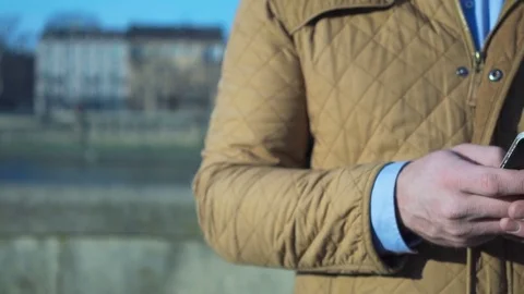 Close up of man's hands writing message on smartphone app, close, slider shot Vidéo 73066443