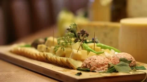 Close up of man's hanf picking cheese from board on table Vidéo 27862916
