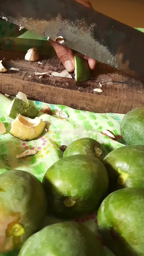 Close-Up of Manual Raw Mango Cutting for Homemade Pickle 스톡 동영상 336857417
