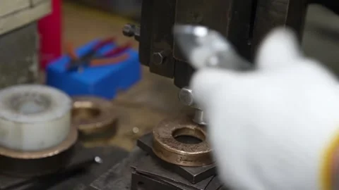 Close-up of manual stamping press with blurred worker hands pressing brand mark Vidéo 336682268
