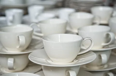 Close up of many empty white tea cups for company event hot beverage on tea t Foto stock