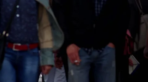 Close up of many people go through the brandenburg gate Video stock 41100712