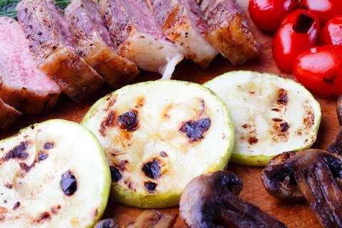 Close-up of marbled beef steak sliced on a cutting board Foto stock
