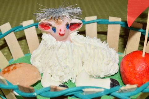 Close up of marzipan Easter lamb and fruit in a basket Stockfoto's