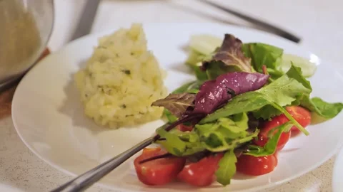 Close-Up of Mashed Potatoes Being Served, Fresh Vegetables and Herbs Complement Vídeo Stock 295600747