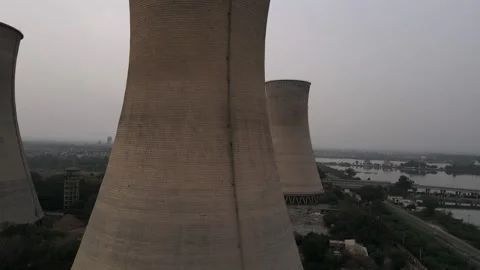 Close-up of Massive Concrete Cooling Towers at a Thermal Power Plant Vidéo 332580161
